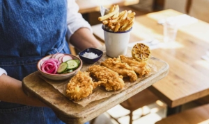 Nuggets de pescado con salsas para llevar Nuggets de pescado crujientes servidos con patatas fritas, verduras y limón