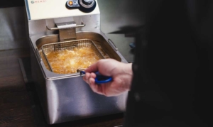 Fritura de nuggets de pescado en una cocina profesional