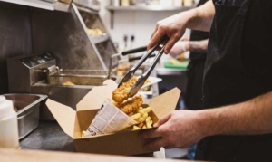 Piezas de pescado empanado con guarnición Preparación de nuggets de pescado